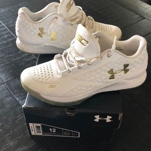 Preowned Curry’s white and Gold